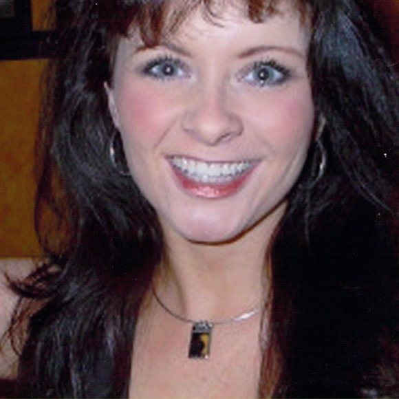 Meet your Posher, Robyn - Picture 2 of 3